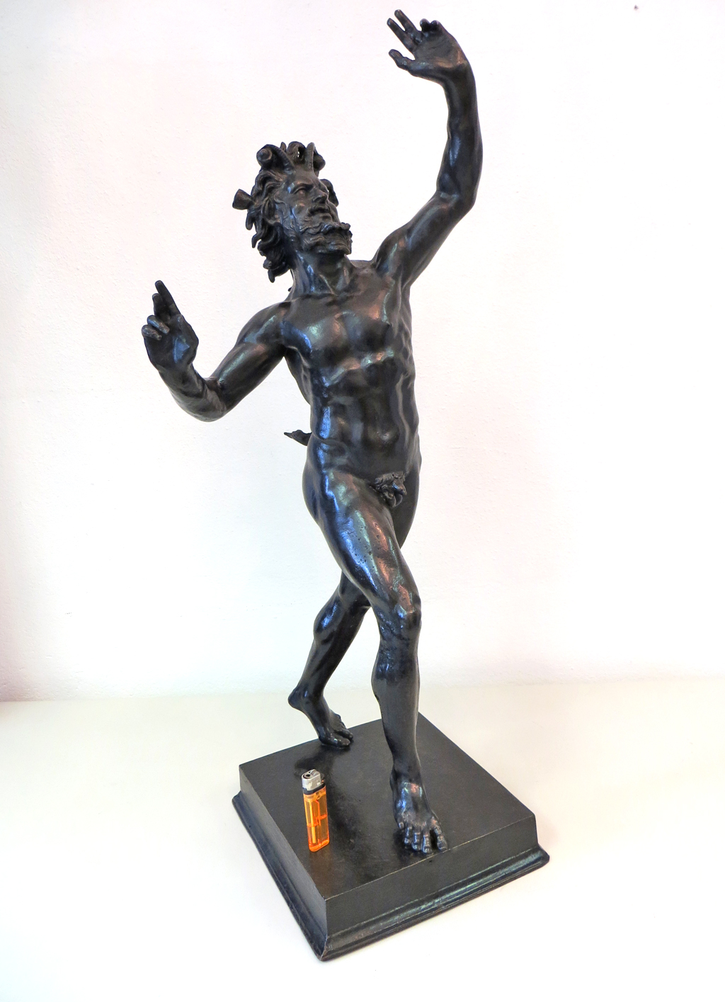 Bronze-tanzender Faun restaurieren