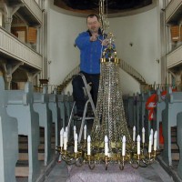 Montage des restaurierten Kirchenleuchters