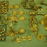 restaurierte Teile des Bronze Kronleuchters